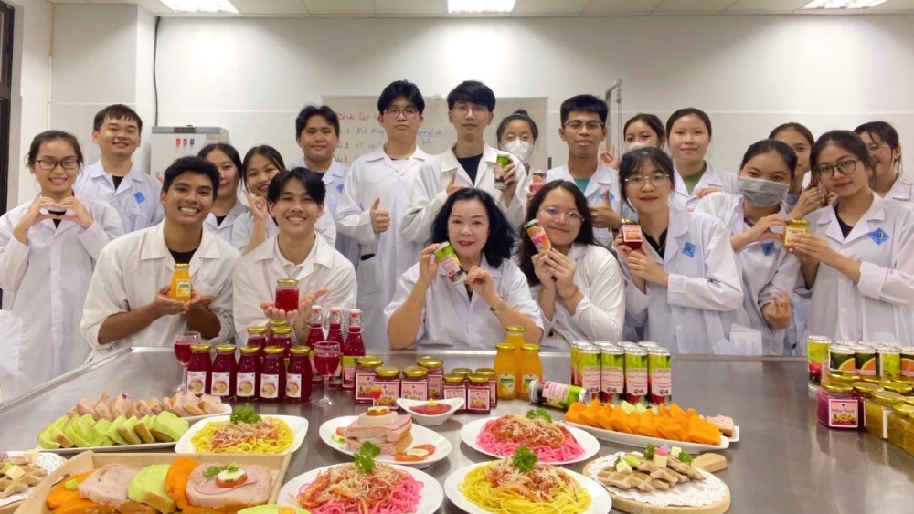 GS.TS.NGUT Nguyen Minh Thuy chup anh luu niem cung sinh vien Thai Lan va cac san pham sau nghien cuu thanh cong. Anh: Nhan vat cung cap.