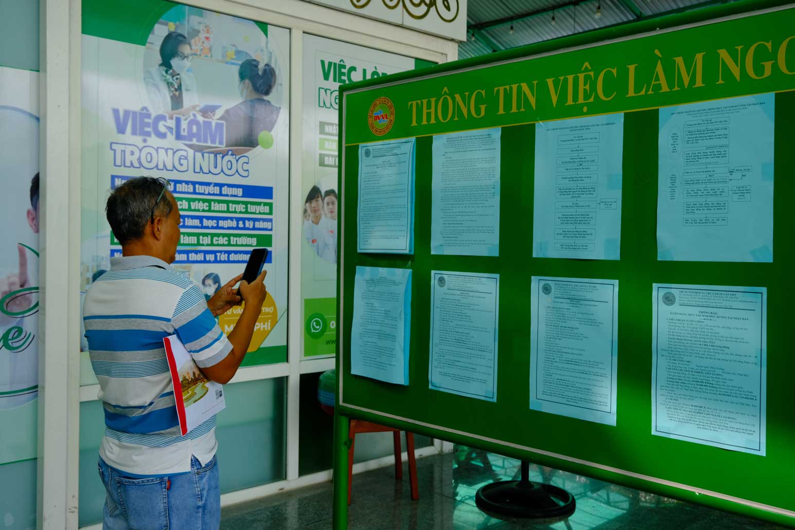 Nguoi lao dong tim viec cuoi nam tai Trung tam dich vu viec lam TP Can Tho. Anh: My Ly