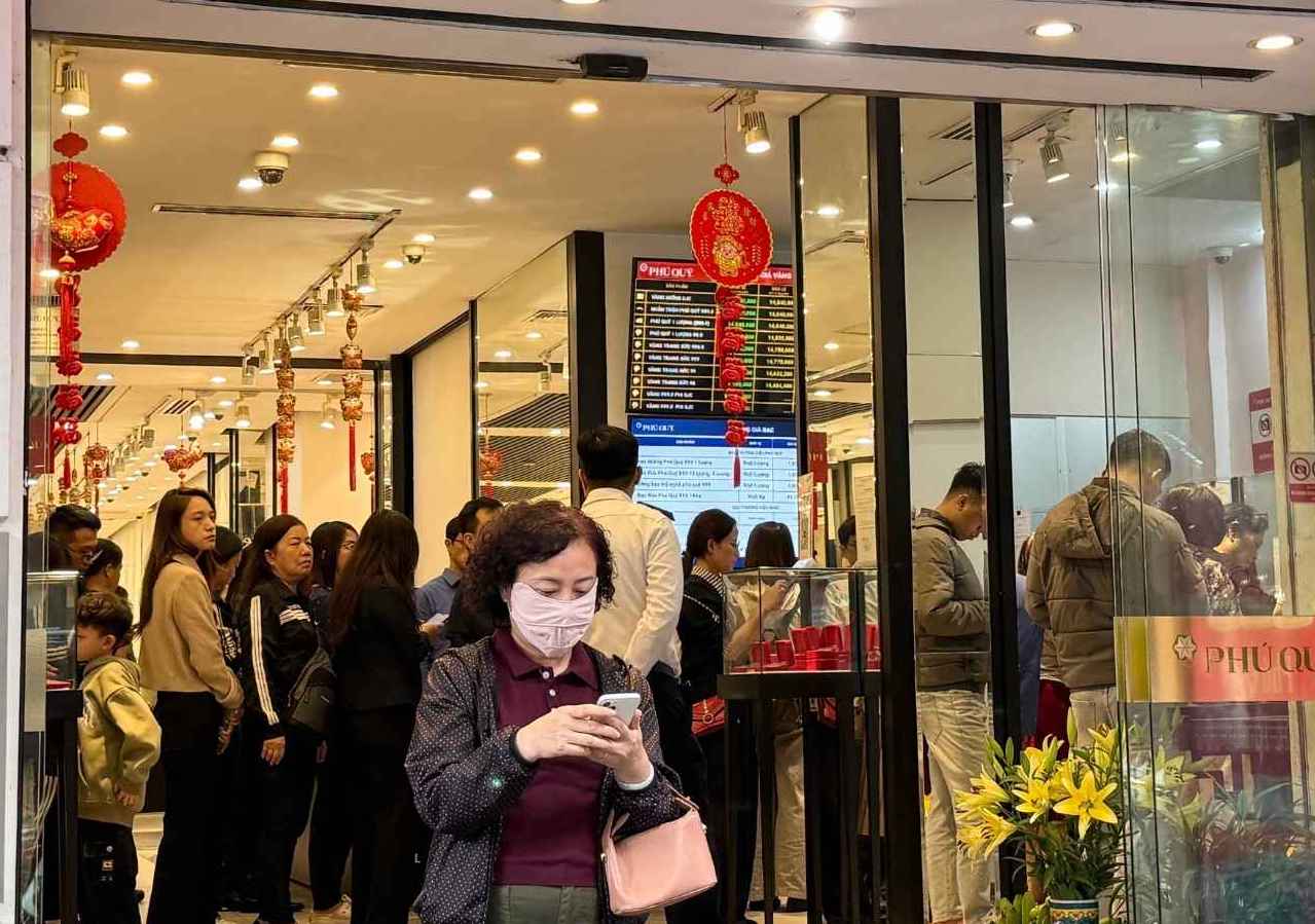 Ngay 8.11, tai mot so cua hang kinh doanh vang o Ha Noi, nhieu nguoi xep hang dai cho mua. Anh: Phuong Anh