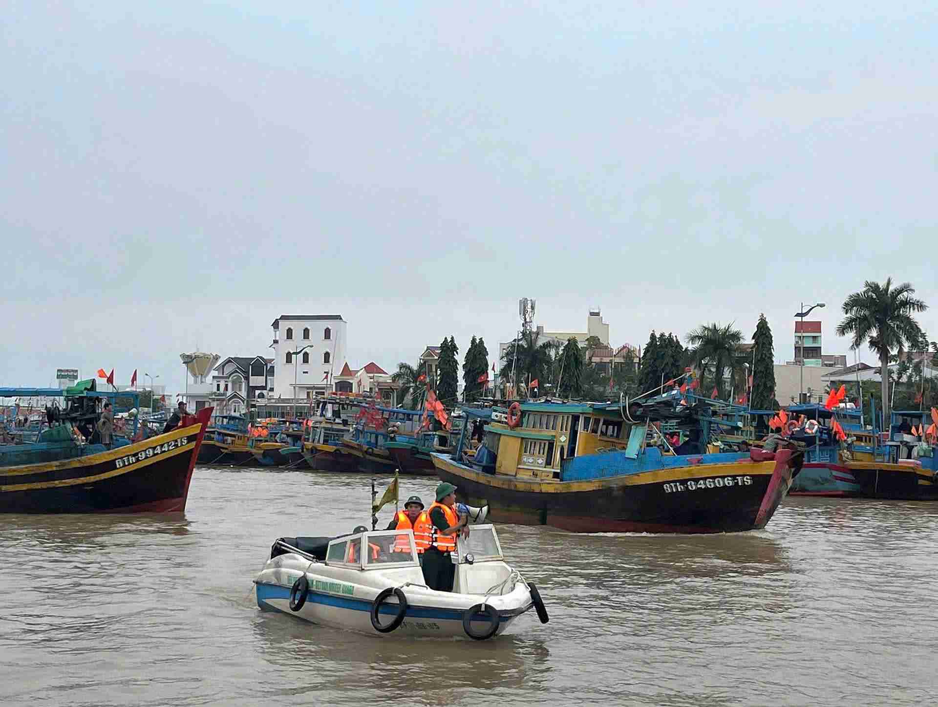 Dồn Biên phong Thanh Hai tuần tra duy tri hê thống thông tin liên lac, tuc trực sẵn sang hỗ trợ ba con ngư dân. Anh: Bao Lam
