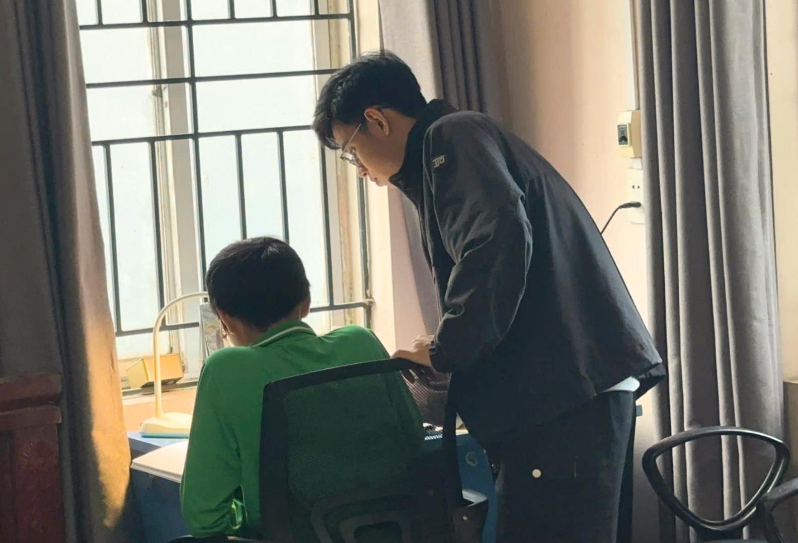 Nhieu phu huynh ban khoan truoc quy dinh ep con hoc qua suc se bi xu phat. Anh: Phuong Anh