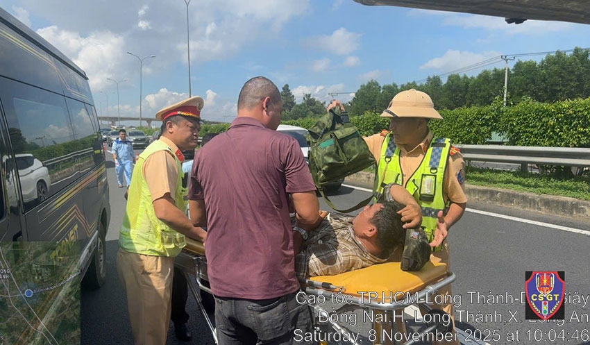 El conductor de autobus con sintomas de derrame cerebral fue ayudado por la policia de trafico en la mañana del 8 de noviembre. Foto: Departamento de Policia de Trafico