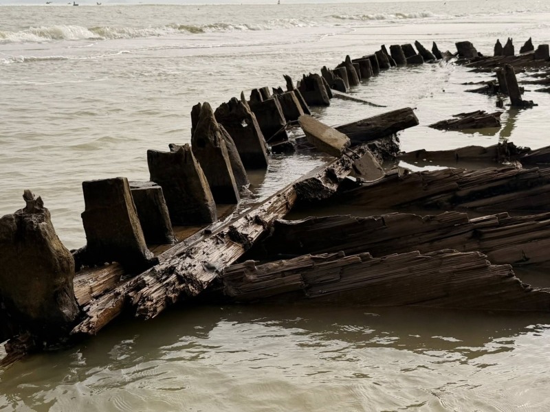 Can canh xac tau co. Anh: Quoc Viet - Van Tai