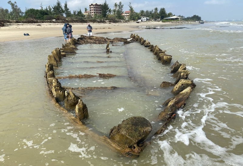 Chinh quyen dia phuong dang trien khai bao ve hien trang, truoc khi nganh chuyen mon khai quat xac tau co. Anh: Quoc Viet