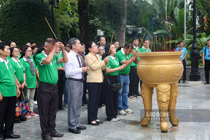 Doan da den dang hoa, dang huong tai cong vien Tuong dai, Nha luu niem Anh hung liet si Vo Thi Sau tai xa Dat Do, TPHCM. Anh: Duong Anh