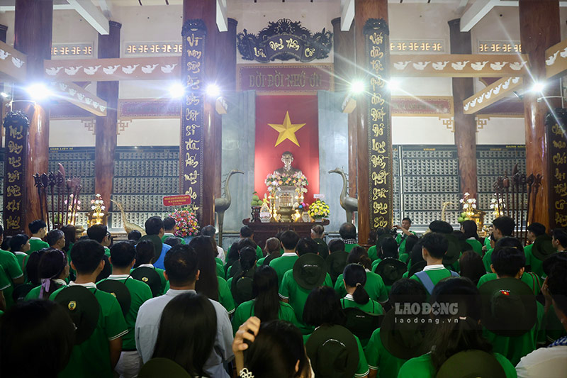 Tiep do, doan da dang huong tai Den Liet si can cu Minh Dam, xa Phuoc Hai, TPHCM. Anh: Duong Anh