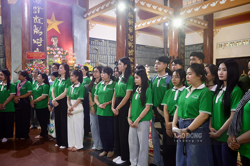 Sinh vien Lao, Campuchia hoc tap tai TPHCM lang nghe thuyet minh lich su ve cac dia danh trong chuyen trai nghiem. Anh: Duong Anh