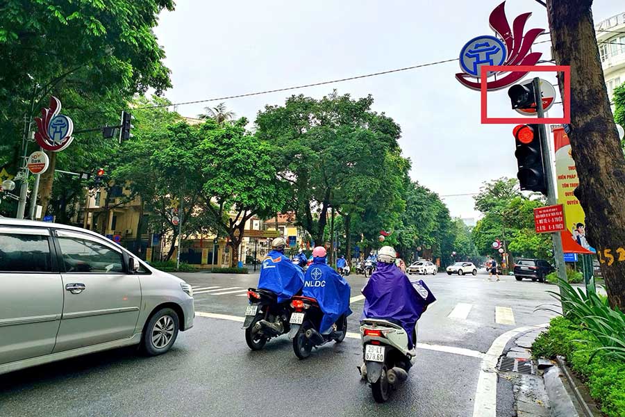 Den tin hieu giao thong o nhieu nut giao tam thoi bo dem giay. Anh: The Ky