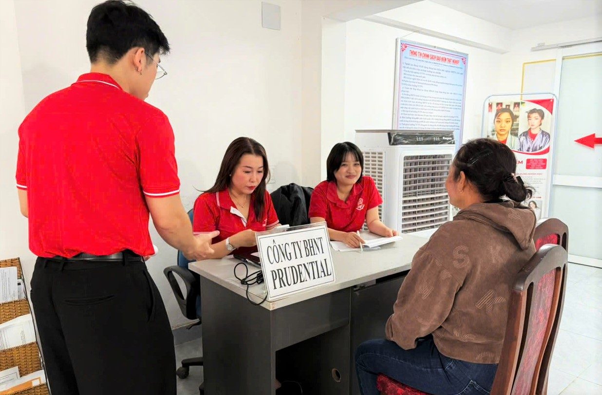 Cac doanh nghiep tu van nhu cau tuyen dung cho nguoi lao dong tai phien giao dich viec lam. Anh: Phuc Khanh