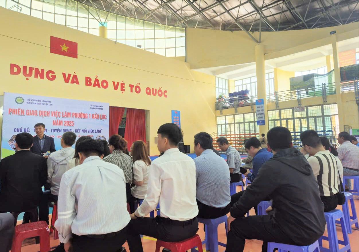 Phien giao dich viec lam thu hut dong dao cac doanh nghiep va nguoi lao dong tham gia. Anh: Phuc Khanh