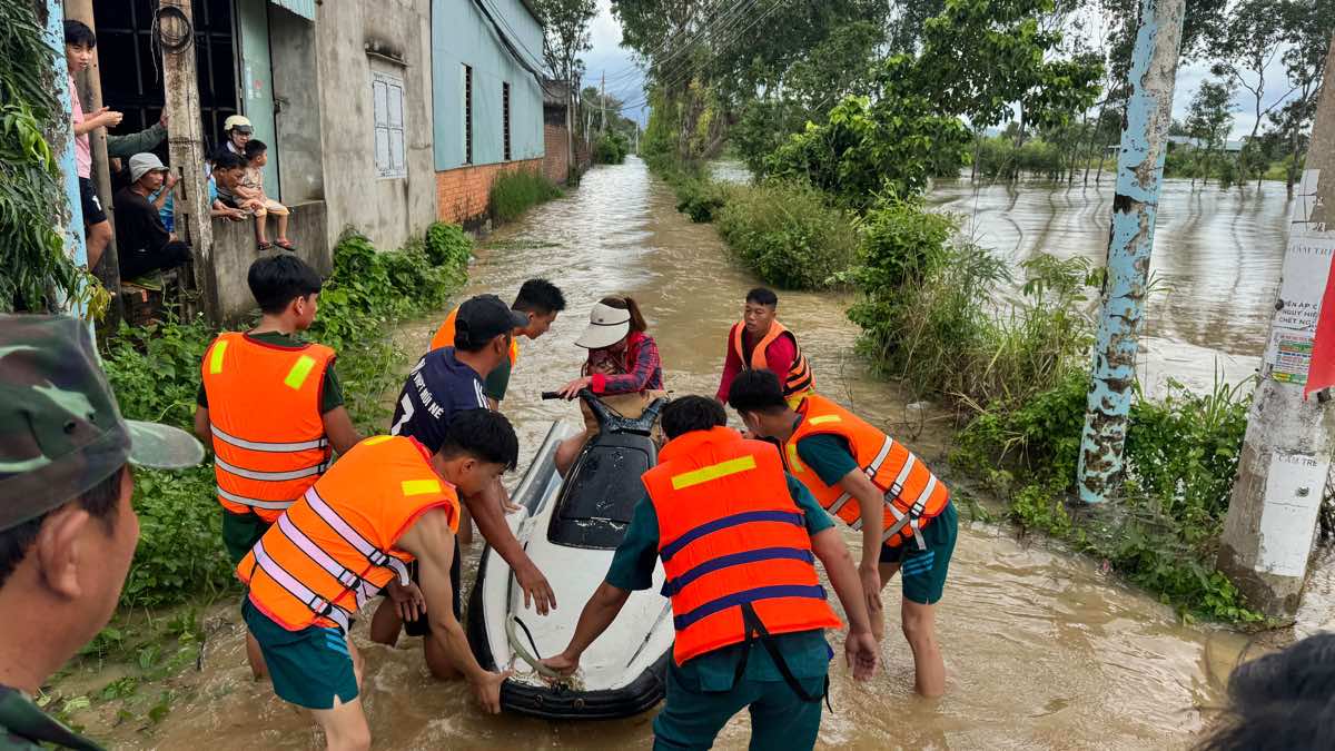 The water wheel takes people out of the deeply flooded area. Photo: Duy Tuan