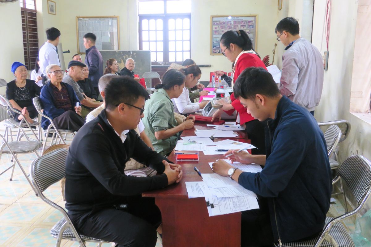 People of Kien Hai commune receive money for handing over the site. Photo: Hai Phong Portal