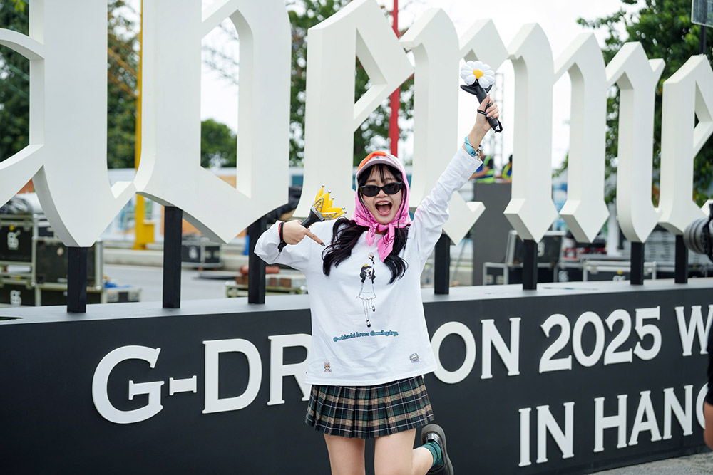 Fan check in truoc gio xem concert G-DRAGON 2025 WORLD TOUR [Übermensch] IN HANOI. Du bao thoi tiet hai dem concert co the co mua rai rac, troi nom am. Anh: 8Wonder