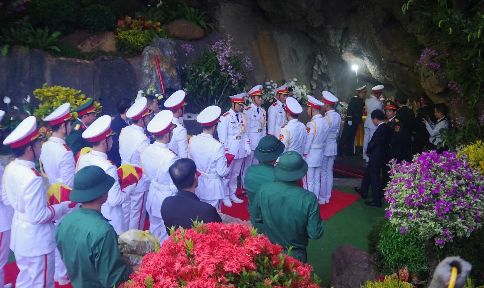 Cac anh hung liet si duoc an tang tai Hang Tam Co. Anh: Tien Thinh