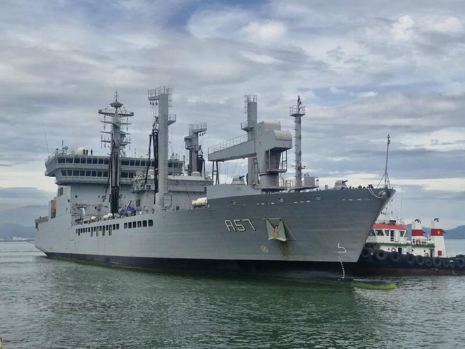 The Ministry of National Defense is seeking opinions on a draft Circular on foreign military ships to Vietnam and Vietnamese military ships to go abroad. In the photo is the Indian Navy's fleet docking at Tien Sa port, visiting Da Nang city in July 2025. Photo: Thu Giang