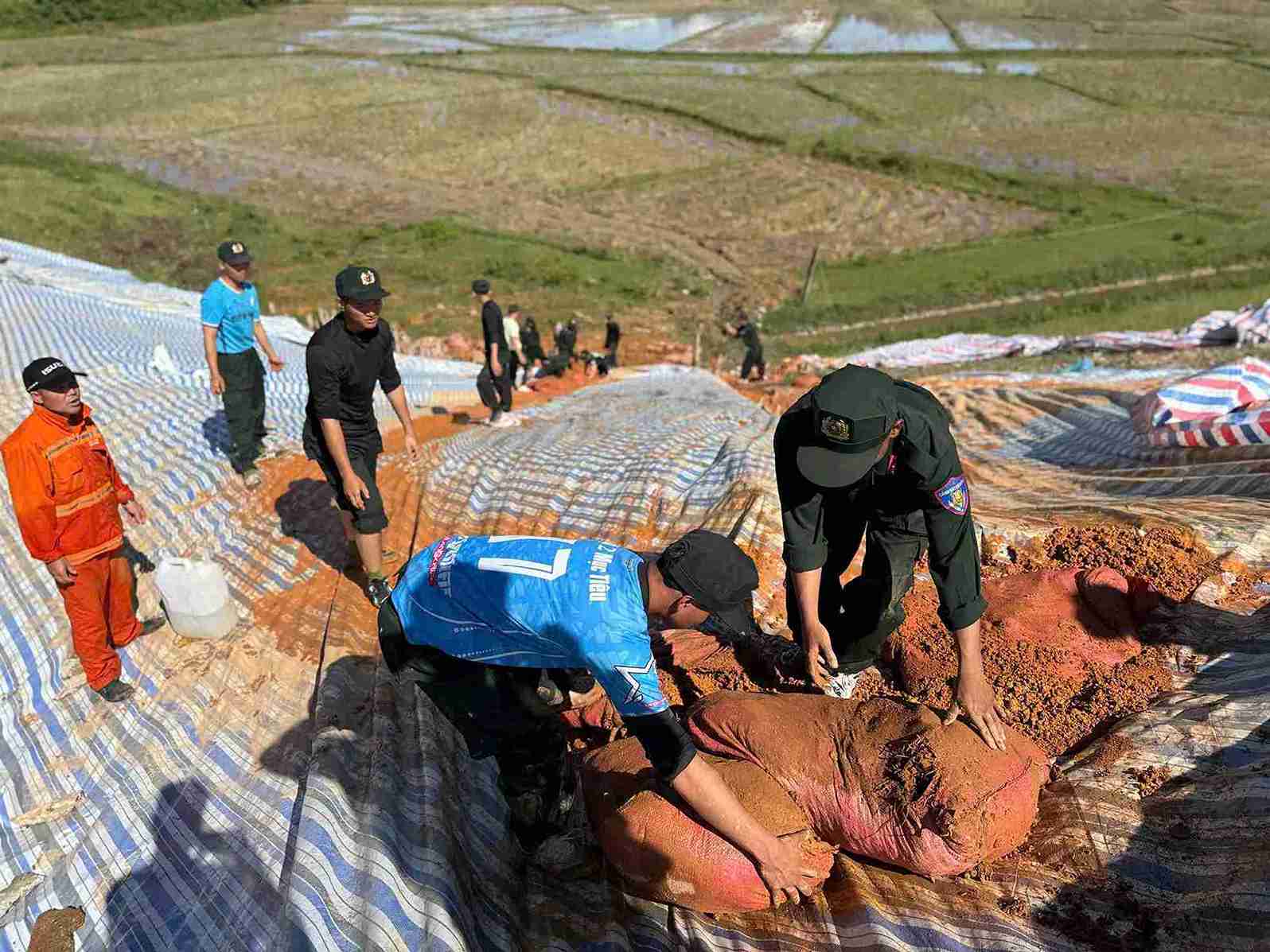 Cong viec gia co than dap Cay An duoc cac luc luong trien khai lien tuc tu dem 7.11 den trua 8.11 van dang tiep tuc dien ra. Anh: Phuc Khanh