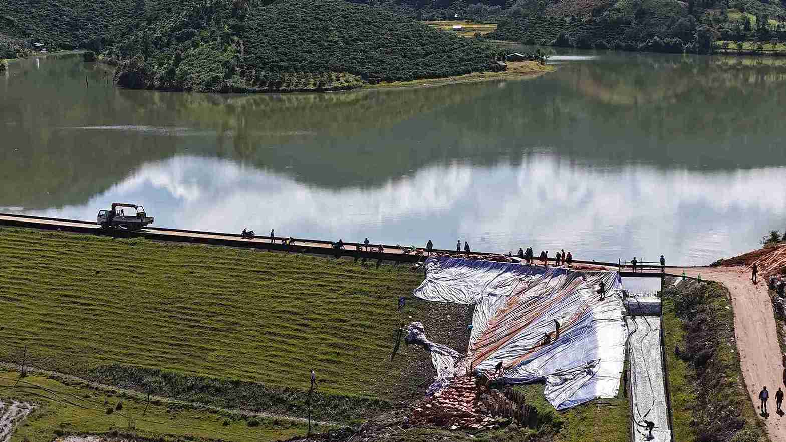 Trong nhieu tuan qua, khu vuc ha luu vai trai dap chinh xuat hien cac mang truot cuc bo, hinh thanh khe nut, co nuoc ngam tham qua chan dap. Mot so vi tri khac cua dap cung xuat hien hien tuong tham nuoc va ro ri thanh dong, khien cong trinh dang trong tinh trang nguy hiem. Anh: Phuc Khanh