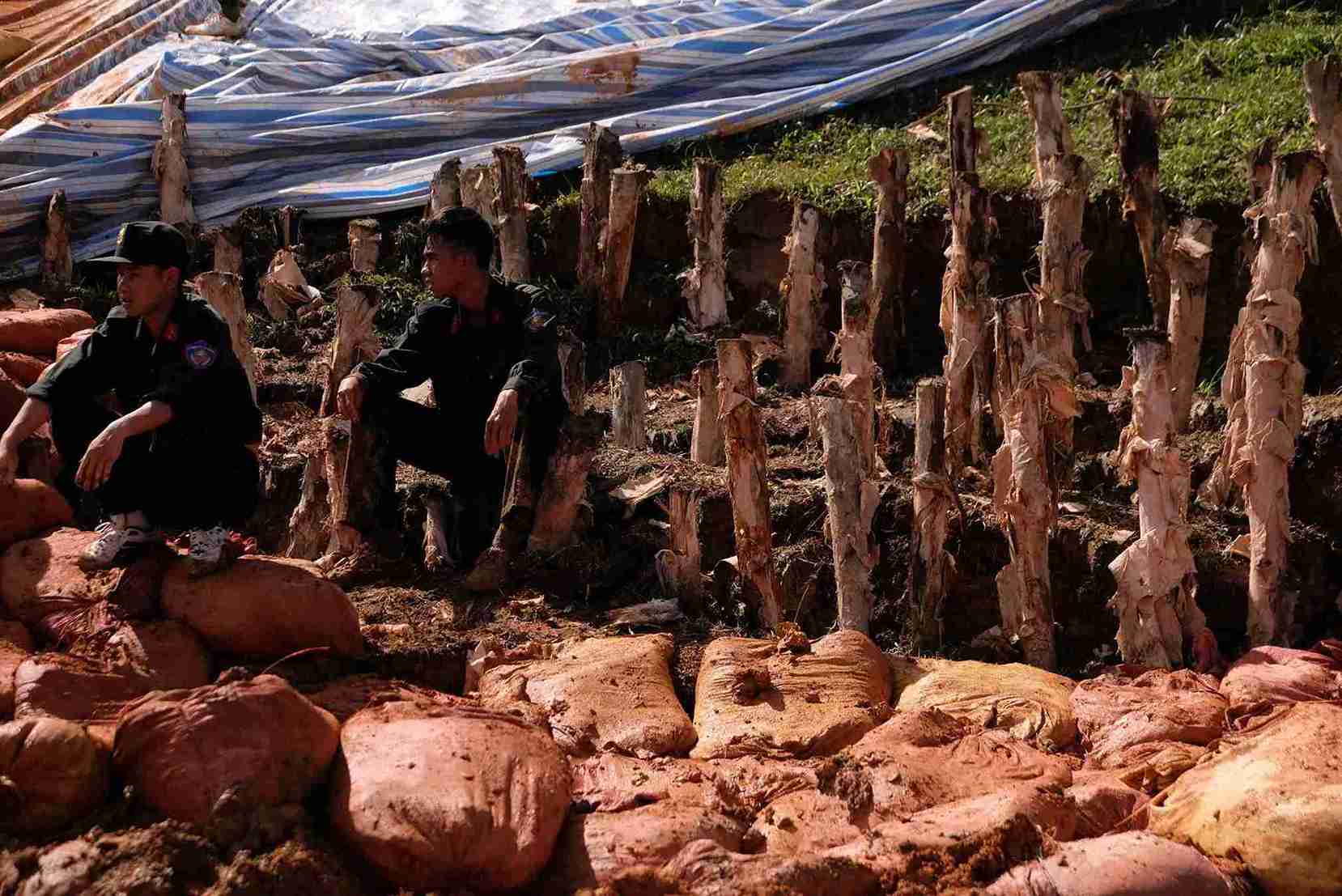 Can bo, chien si Canh sat Co dong tranh thu nghi ngoi giua cai nang oi buc buoi trua. Anh: Phuc Khanh