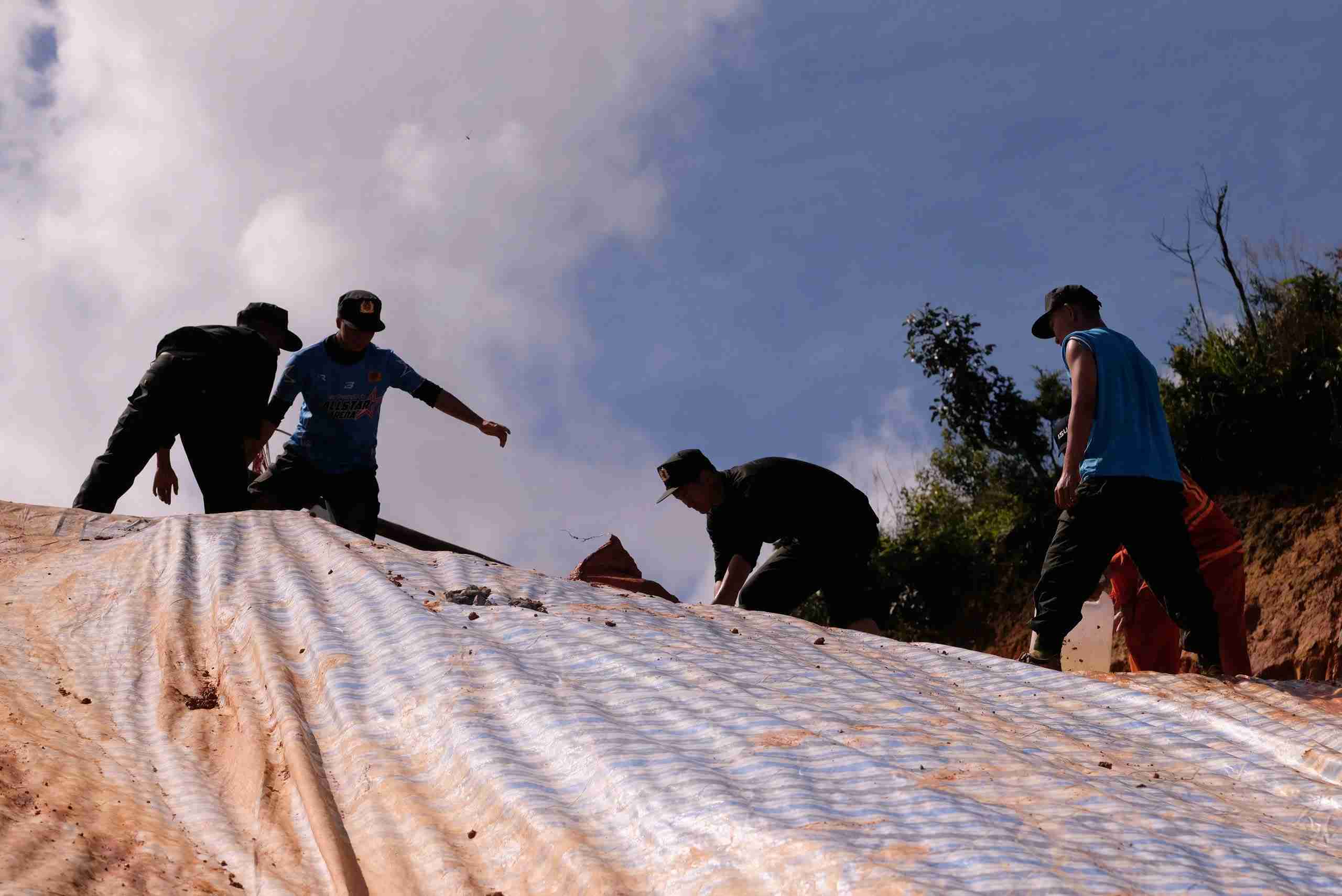 Luc luong quan doi tinh Lam Dong khong quan ngai kho khan, vat va tham gia gia co than dap Cay An luc giua trua. Anh: Phuc Khanh