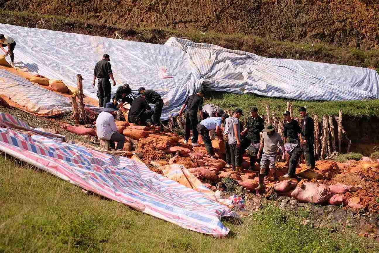 Cac luc luong quan doi, cong an tap trung dong coc tram gia co tai cac vi tri xung yeu tren than dap ho thuy loi Cay An. Anh: Phuc Khanh