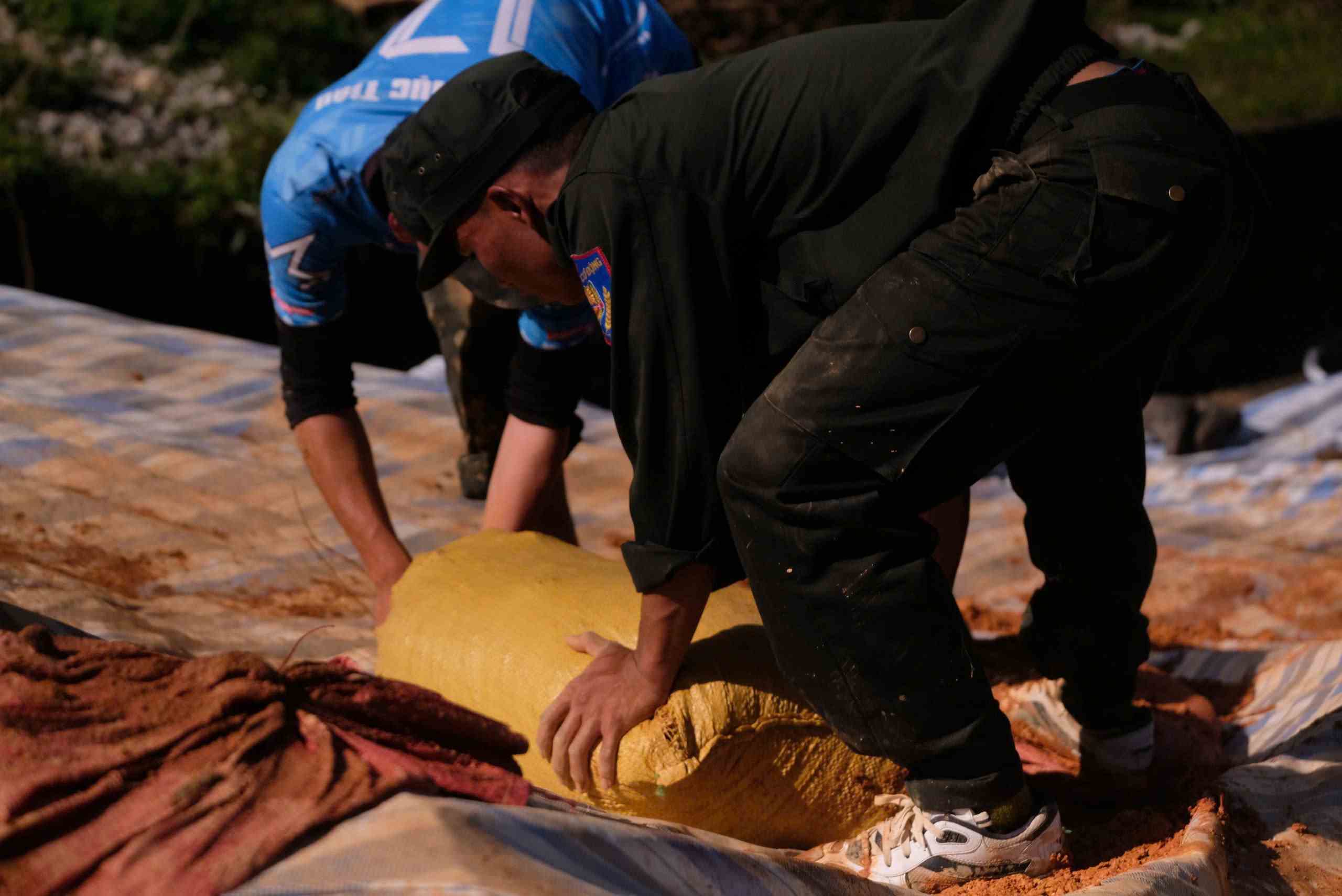 Nhung bao tai dat lien tuc duoc cac luc luong chuyen vai nhau bo sung gia co cho than dap thuy loi Cay An them vung chac. Anh: Phuc Khanh