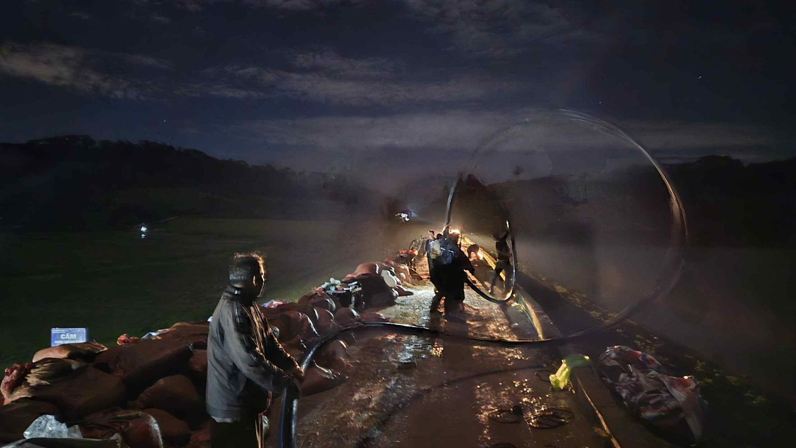 Cac luc luong no luc gia co than dap Cay An xuyen dem 7.11. Anh: Phuc Khanh