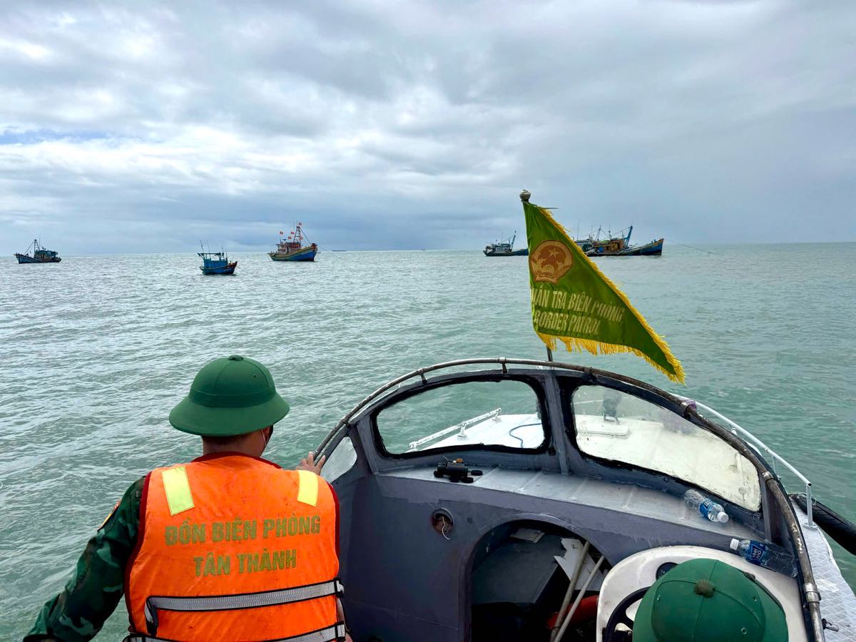 Bo doi Bien phong su dung ca no tim kiem nam du khach mat tich. Anh: Duy Tuan