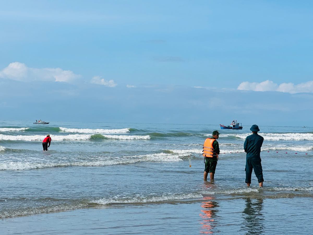 Cac luc luong tim kiem nan nhan o khu vuc gan bo. Anh: Duy Tuan