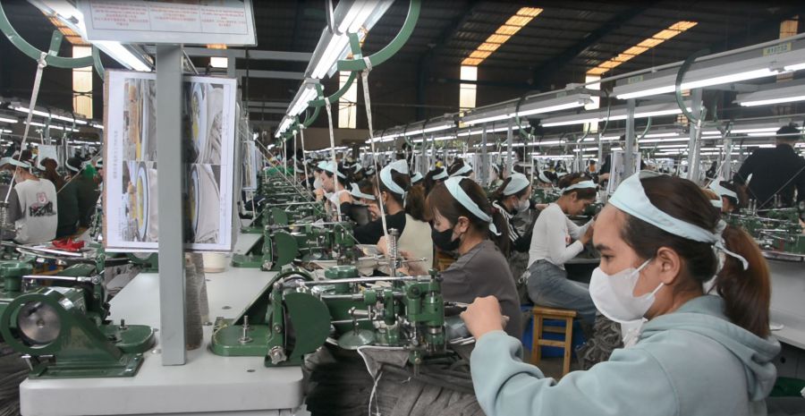 The Tan An Ward Union (Dak Lak Province) is managing and monitoring many union members working in the Tan An Industrial Cluster. Photo: Bao Trung