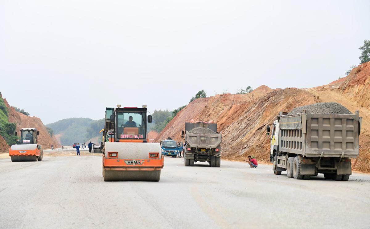 May moc duoc huy dong de day nhanh tien do du an cao toc Tuyen Quang - Ha Giang. Anh: Quoc Viet