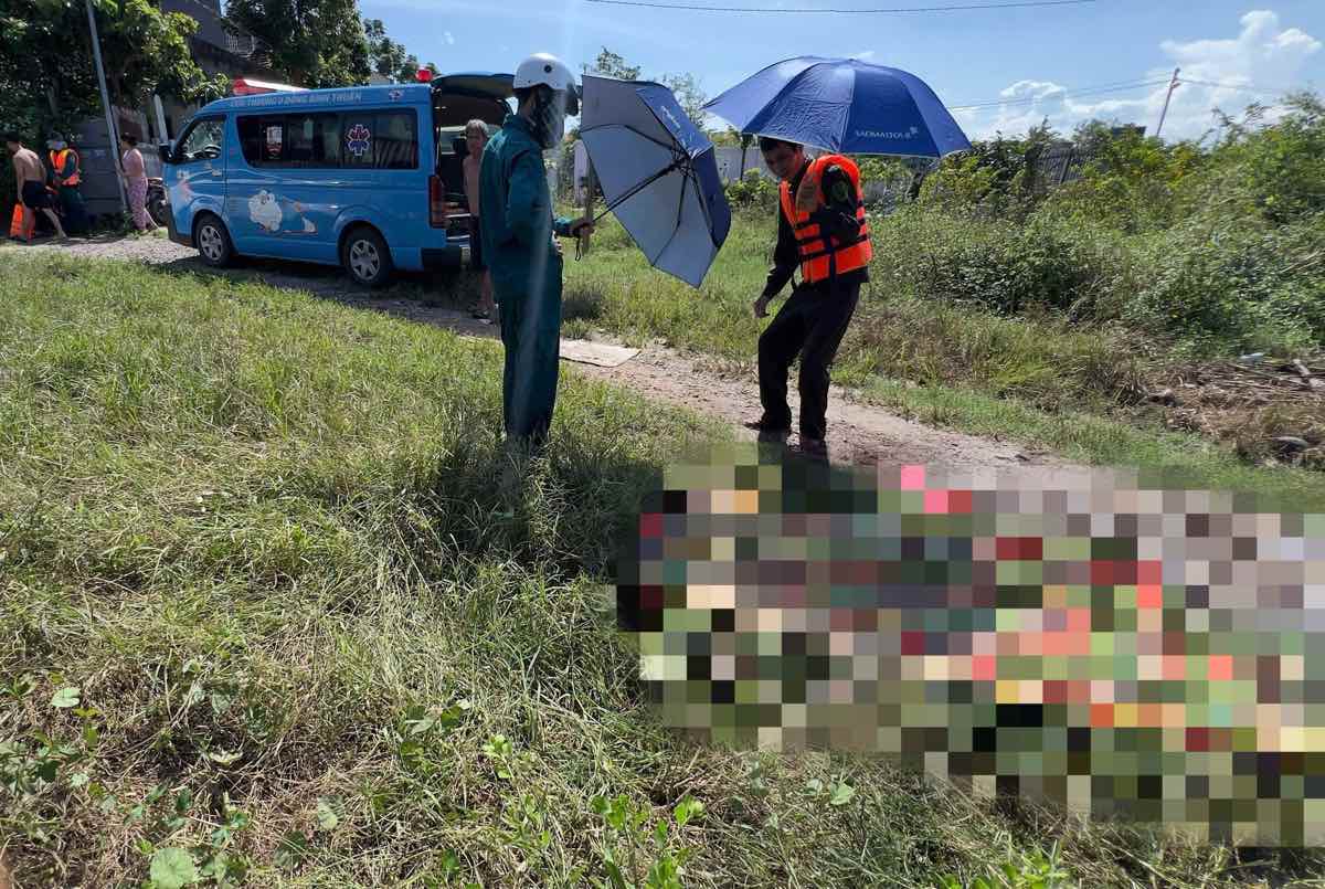 Thi the nguoi phu nu chet duoi duoc vot len bo. Anh: Duy Tuan