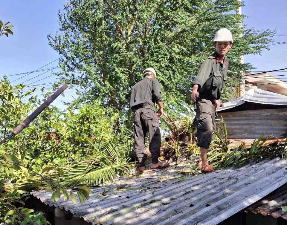Functional forces help people in disaster areas in Dak Lak overcome the damage caused by storm No. 13. Photo: Provided by the police