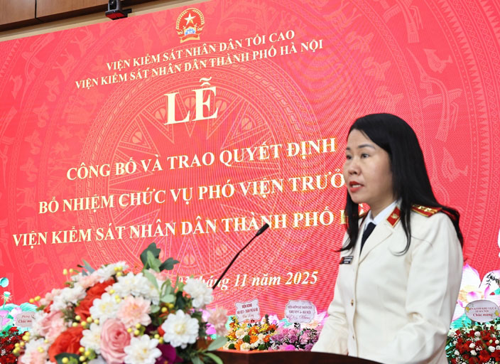 신임 하노이시 인민검찰원 부원장 Le Thi Thu Nguyet이 임명 결정을 받은 후 발언하고 있습니다. 사진: A.Nguyen