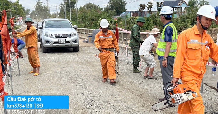 嵐の被害を克服するための多くの努力の結果、チュオンソンドン通りのクルック橋が開通しました。写真: タイン・トゥアン