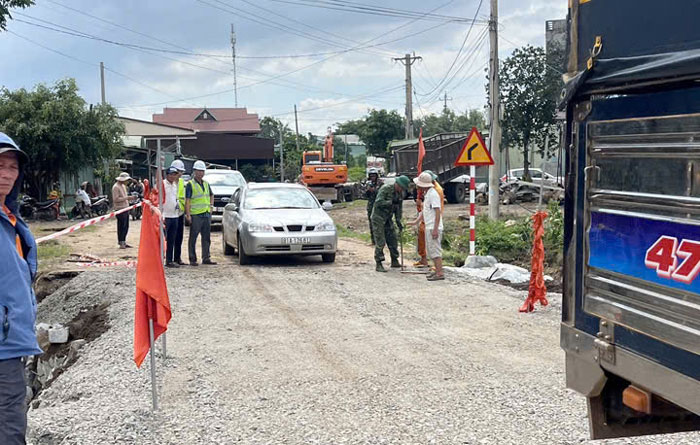 Vi tri hu hong da duoc do da, lu len cho xe qua lai tam thoi. Anh: Thanh Tuan