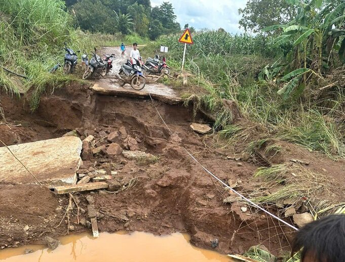 Residential bridge No. 2 on the route to H'Mong village (Ea Kiet commune, Dak Lak province) was swept away by floodwaters. Photo: Nguyen Cong