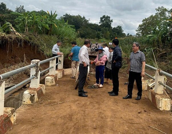UBND xa de xuat lam cau tam thay the de nguoi dan tranh canh bi co lap. Anh: Nguyen Cong
