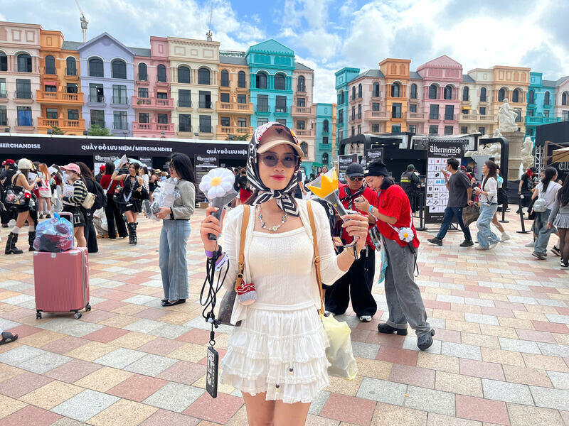 Ban Nguyen Thi Linh da di chuyen tu 5 ruoi sang de den kip concert, hoa minh vao dong nguoi. Ảnh: Tuong Vy