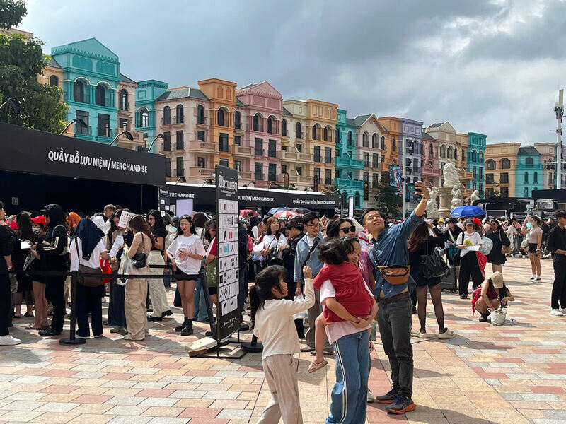 Fans lined up to check-in and get souvenirs early. Photo: Tuong Vy