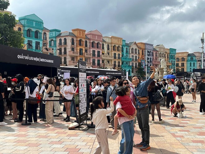 Hàng nghìn khán giả xếp hàng dài chờ đợi concert G-DRAGON tại Hưng Yên