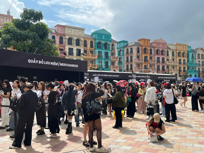 Nguoi ham mo xep hang dai cho doi check-in va lay qua luu niem tu som. Ảnh: Tuong Vy