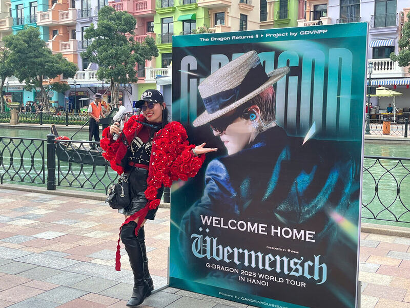 Nhieu fan ham mo da dien chiec ao hoa hong noi tieng cua G-DRAGON. Ảnh: Tuong Vy