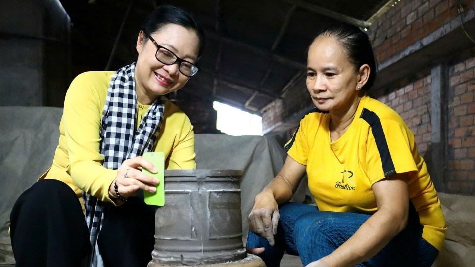 Ba Nguyen Thi Quyen Thanh - Pho Chu tich UBND tinh tham quan lo gom. Anh: Hoang Loc