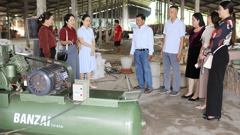 Sau Mung 유한회사의 산업 진흥 및 무역 진흥 센터 기계 검수. 사진: Khanh Duy