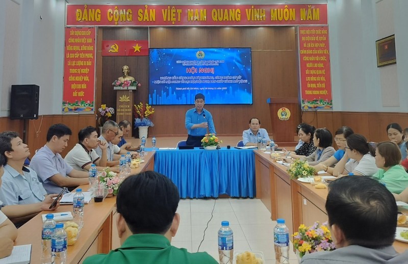 Mr. Pham Chi Tam - Vice President of the Ho Chi Minh City Labor Federation (standing person) discussed with grassroots union officials. Photo: Duc Long