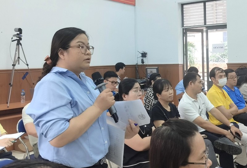 Can bo CDCS trao doi, lam ro nhung noi dung to chuc dai hoi. Anh: Duc Long