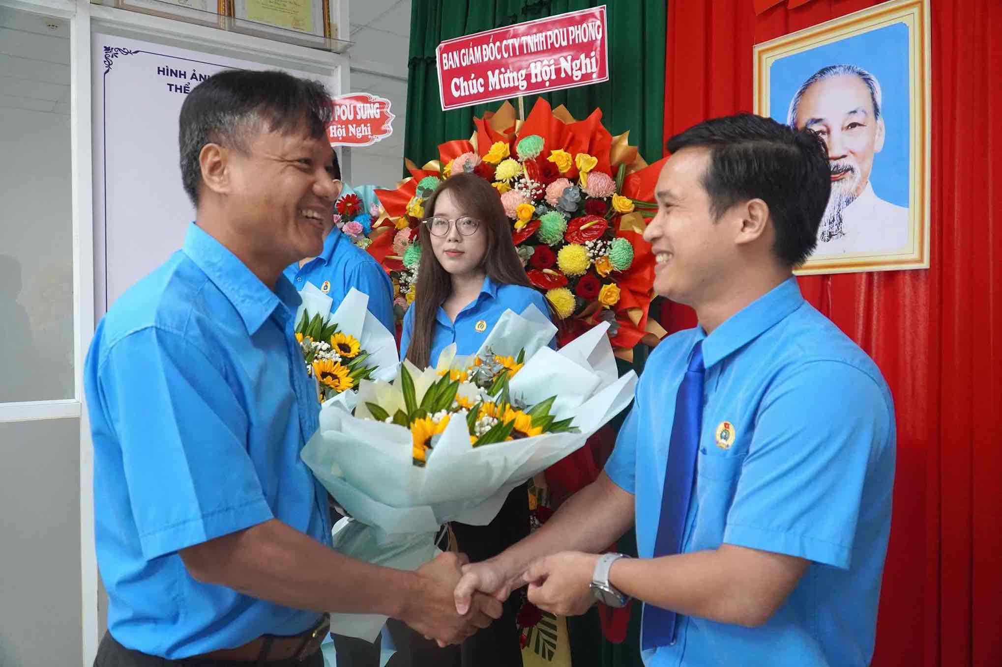 Dai dien lanh dao Lien doan lao dong tinh Dong Nai chuc mung Ban chap hanh khoa moi. Anh: HAC