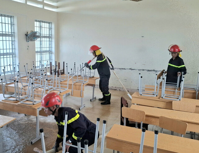 Ban ghe cua o cac truong duoc don dep de don hoc sinh tro lai. Anh: Cong an cung cap