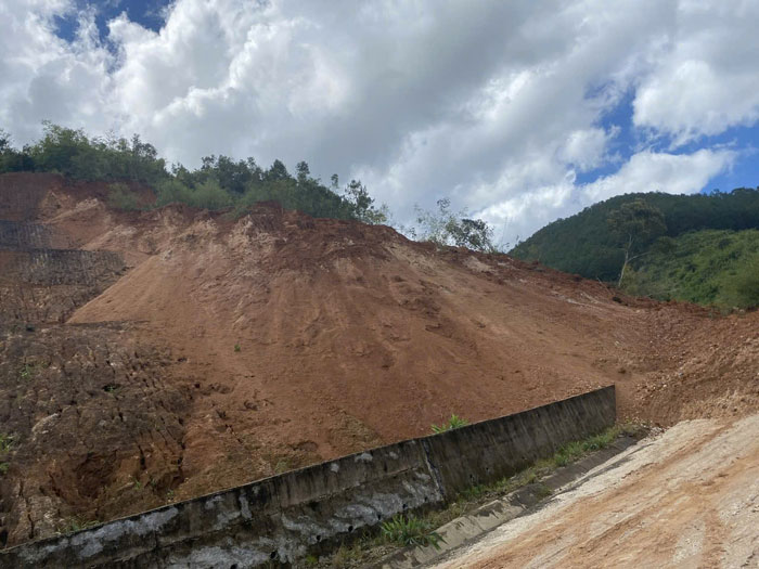 Cac khoi dat da tu nui do ve chan ngang duong. Anh: Thanh Tuan 