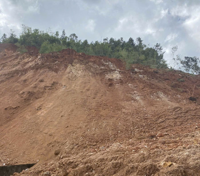 マグニチュード4.0の地震の後、山では大きな爆発と土砂崩れが発生した。写真: タイン・トゥアン